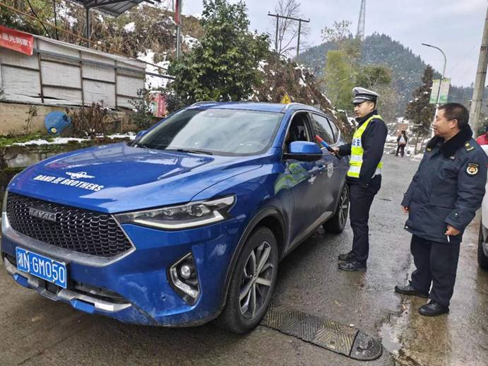 1月26日，梨溪口鄉(xiāng)綜合行政執(zhí)法隊(duì)同片區(qū)派出所開(kāi)展聯(lián)合執(zhí)勤，對(duì)騎乘摩托車(chē)不佩戴安全頭盔，無(wú)牌無(wú)證、駕駛轎車(chē)不系安全帶等違法行為開(kāi)展勸導(dǎo)和查處。 (4)
