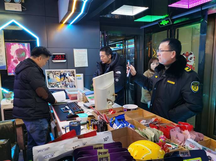 1月25日至26日，文化旅游廣電體育局副局長(zhǎng)左桂華帶隊(duì)，市場(chǎng)管理股、文化綜合執(zhí)法大隊(duì)等7人參加，對(duì)轄區(qū)內(nèi)網(wǎng)吧、KTV，電子游樂(lè)場(chǎng)所進(jìn)行安全生產(chǎn)檢查，督促經(jīng)營(yíng)場(chǎng)所加強(qiáng)消防安全自查及員工安全知識(shí)培訓(xùn)、演練。 (3)